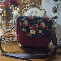 کفش زرشکی با پارچه گلدار