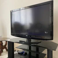 تلویزیون ۴۲ اینچ به همراه میز شیشه ای