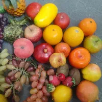 تعداد زیادی میوه مصنوعی
