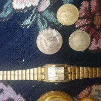 ساعت و سکه هایی قدیمی یکی ساعت ها کوکی هسته