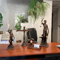 مجسمه پلی استر طرح چوب دکوری عدالت