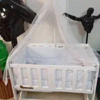 گهواره و تخت کنار مادر