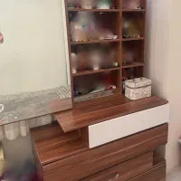 میز ارایش دو تیکه در حد نو تمیز سالم تختم هم موجود