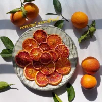 نیروی کار خانم در کارگاه میوه خشک