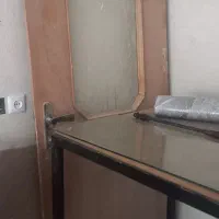 درب چوبی همراه باکُم،سینک وکابینت،  پنجره قدیمی
