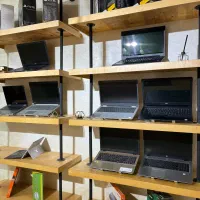 لپتاپ با شارژر اصلی و کنسول بازی در فروشگاه اقساطی