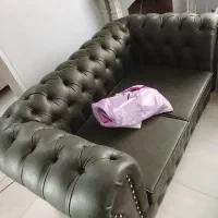 مبل راحتی دو نفره چرم همراه با میز وسط