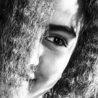 خانوم علاقه مند و یا آشنا به عکاسی