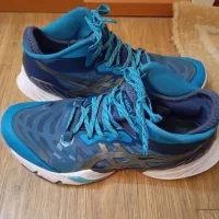 دو جفت کفش آسیکس