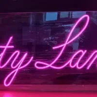 تابلوساپرچم ساحلی بنراستیکرچلنیومLedنئون شیشه نویس