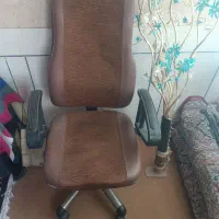صندلی کارمندی و سر تاس