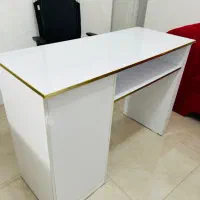میز ناخن کاملا سالم و تمیز در حد نو