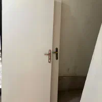 درب چوبی رنگ شده سالم