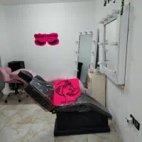 تخت مژه  صورتی و  سن پدیکور باصندلی فوری