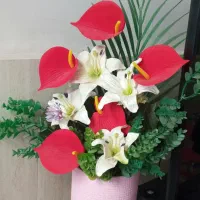 گلهای رومیزی و گلدان کنار سالنی