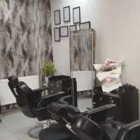 همکار در سالن زیبایی