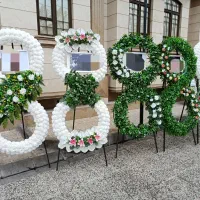 اجاره تاج گل مصنوعی ویژه مراسم ترحیم و افتتاحیه