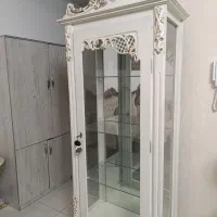 ویترین سفید صدفی با سر گل های طلایی