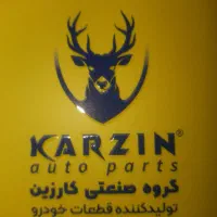 نقاش ماهر قطعات خودرو و کارگر تولید در کارخانه