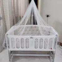 تخت گهواره نوزاد کنار مادر