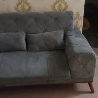 مبل ۷ نفره تمیز و مرتب همراه با میز وسط