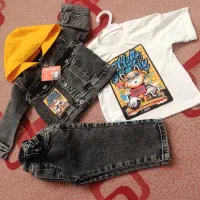 تعدادی لباس به فروش می‌رسد