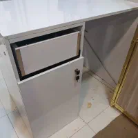 میز تحریر و کامپیوتر