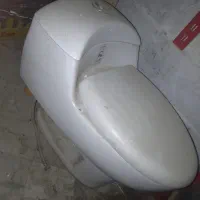 یک عدد توالت فرنگی چینی سالم تمیز استفاده نشده