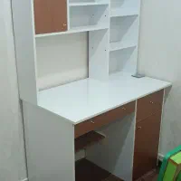 میز تحریر و کتابخانه