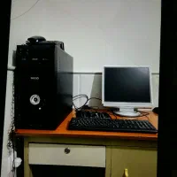 کامپیوتر با میز