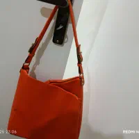 تعدادی کیف و کوله|کیف، کفش، کمربند|قدس, شهر‌قدس|دیوار