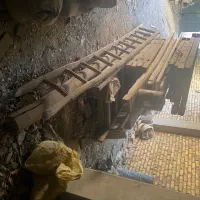 تعداد زیادی نردبان دوپله با چوب روس
