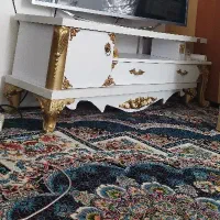 زیر تلویزیونی وساعت ایستاده ست