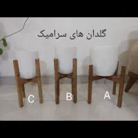 گلدان سرامیکی با پایه چوبی