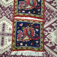 فرش دستباف هریس رو صندلی