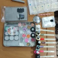 تعدادی لاکژل وکروم و تزیینات ناخن