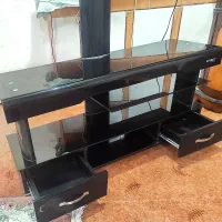 میز زیر تلویزیون تمام شیشه ی مشکلی سالم قدیمی