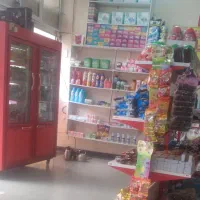 فروشنده خانم در هایپرمارکت