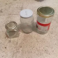 تعدادی شیشه مربا