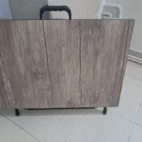 میز تحریر تاشو نشسته