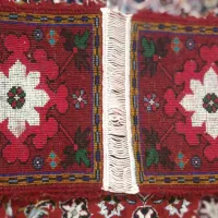 رو صندلی خوش رنگ و خوش بافت