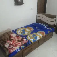 یک عدد تخت یک نفره بدون تشک.. یک تخت دونفره با تشک