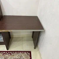 میز و قفسه چوبی