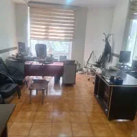فروشنده تلفنی خانم در یک شرکت معتبر