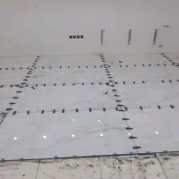 نصب کاشی بدنه وسرامیک کف به صورت چسبی ودوغابی