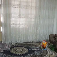 دوعدد پرده  اولی سفید،دومی پرده ریسه ایی قهوه ایی