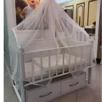 تخت کنار مادر