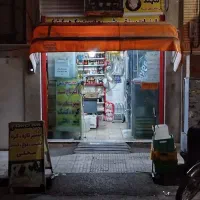 واگذاری لبنیات در محله ی شلوغ.