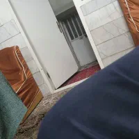 یک واحد طبقه بالای مغازه