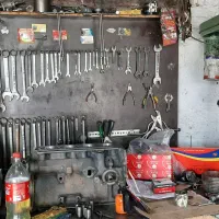 به یک شاگرد دست به آچار و یک مکانیک